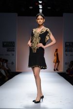 Model walks the ramp for Reyn Tandon Show at Wills Lifestyle India Fashion Week 2013 Day 3 in Mumbai on 15th March 2013 (126).JPG
